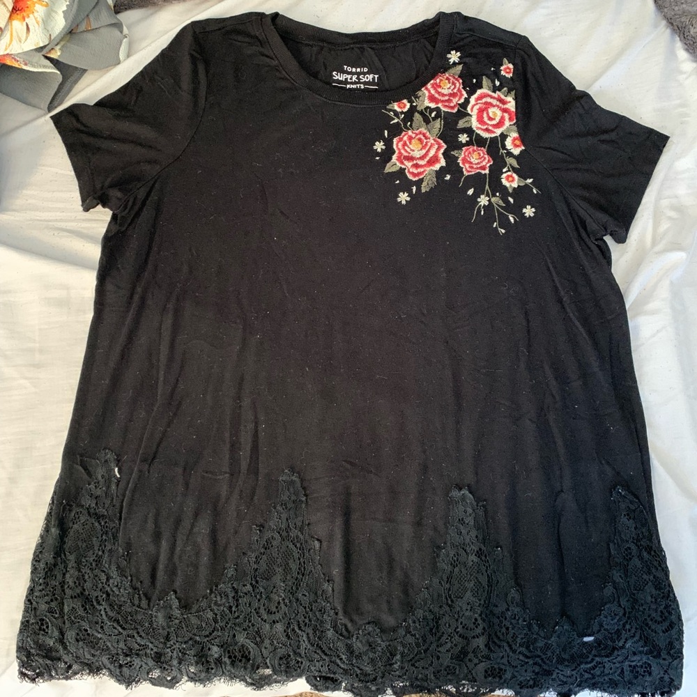 Torrid super soft knits shirt with lace and floral details